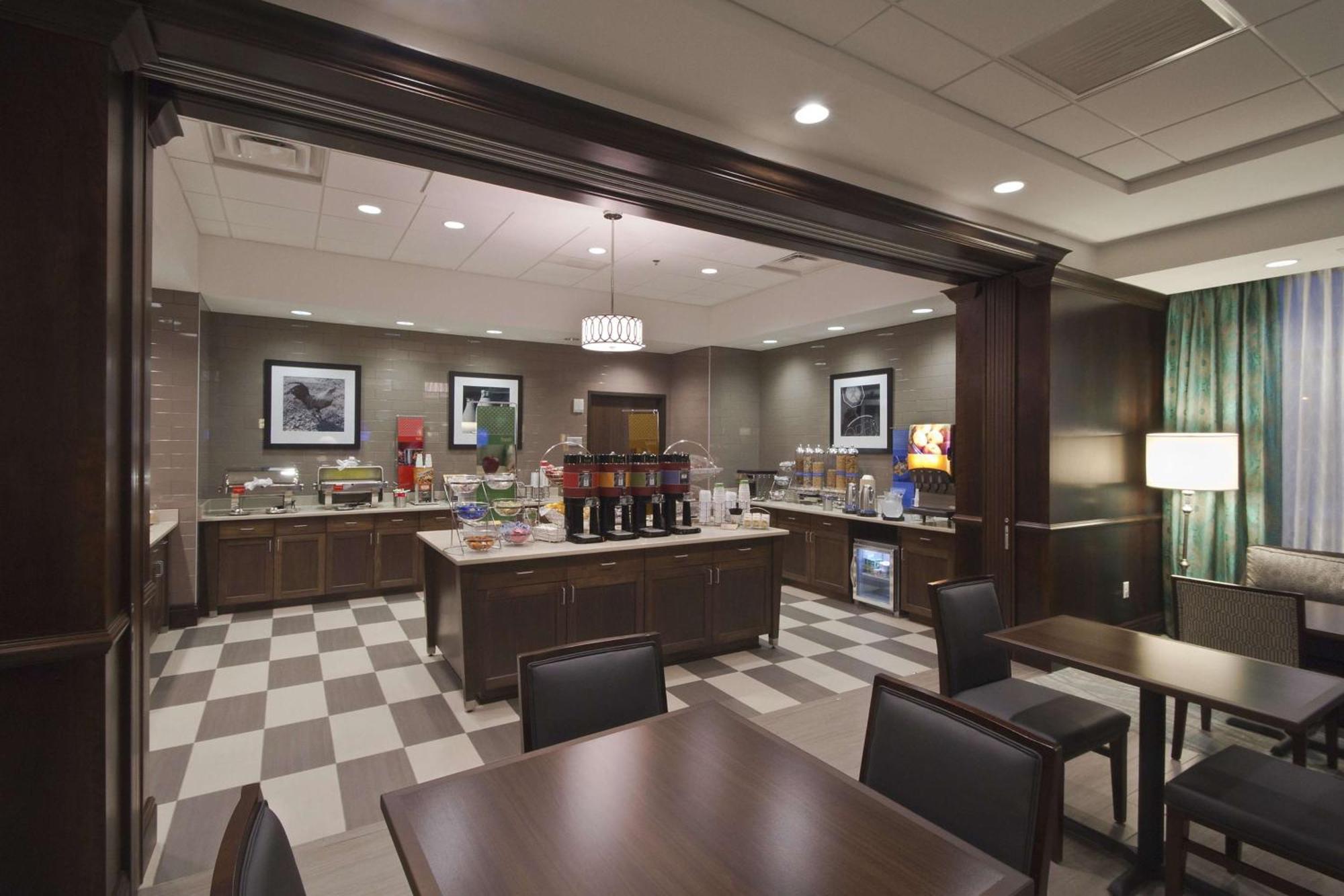 Hampton Inn & Suites Columbus/University Area Exterior photo