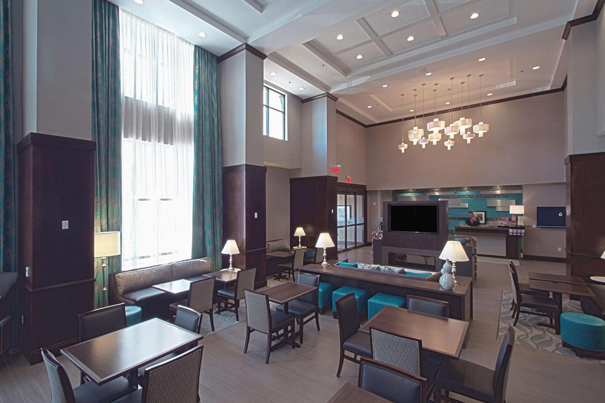 Hampton Inn & Suites Columbus/University Area Exterior photo